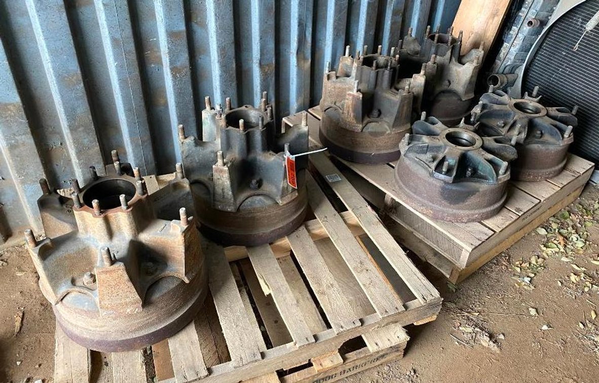 (6) Peterbilt 359 Hubs