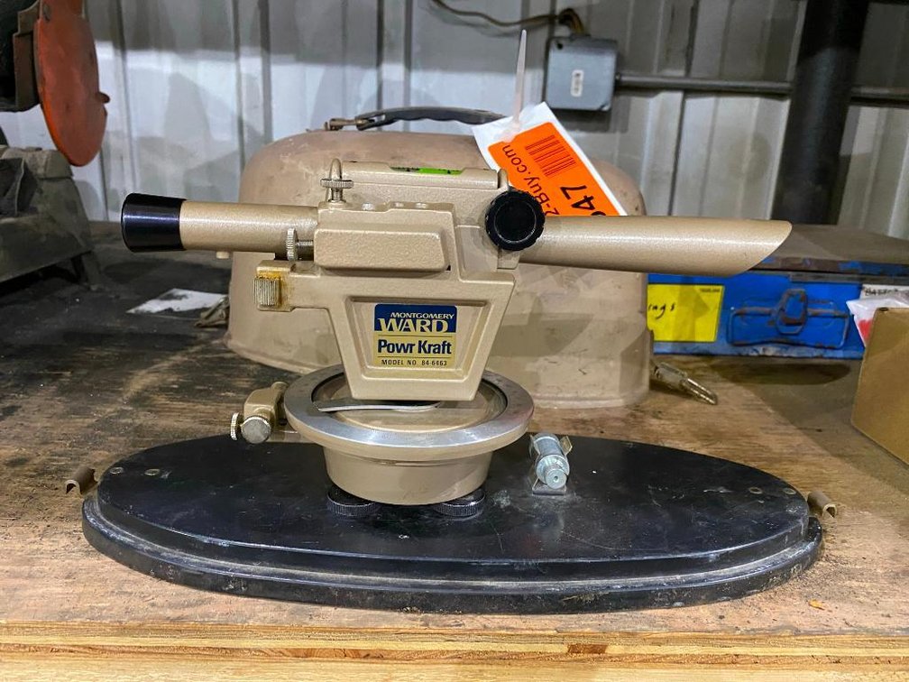 Montgomery Ward Model: 84-6463 Level With Case
