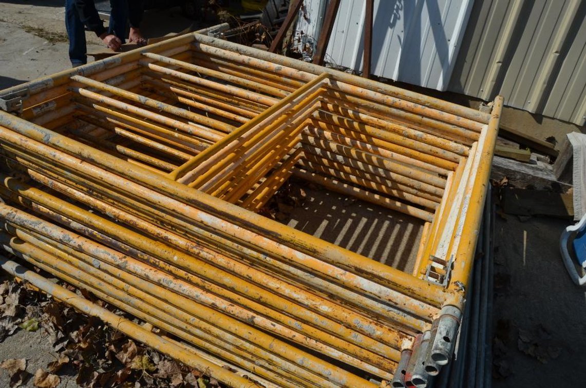 (14) SECTIONS OF 5' X 5' CONSTRUCTION SCAFFOLDING, 1 3/4" PIPE WITH CROSSBARS