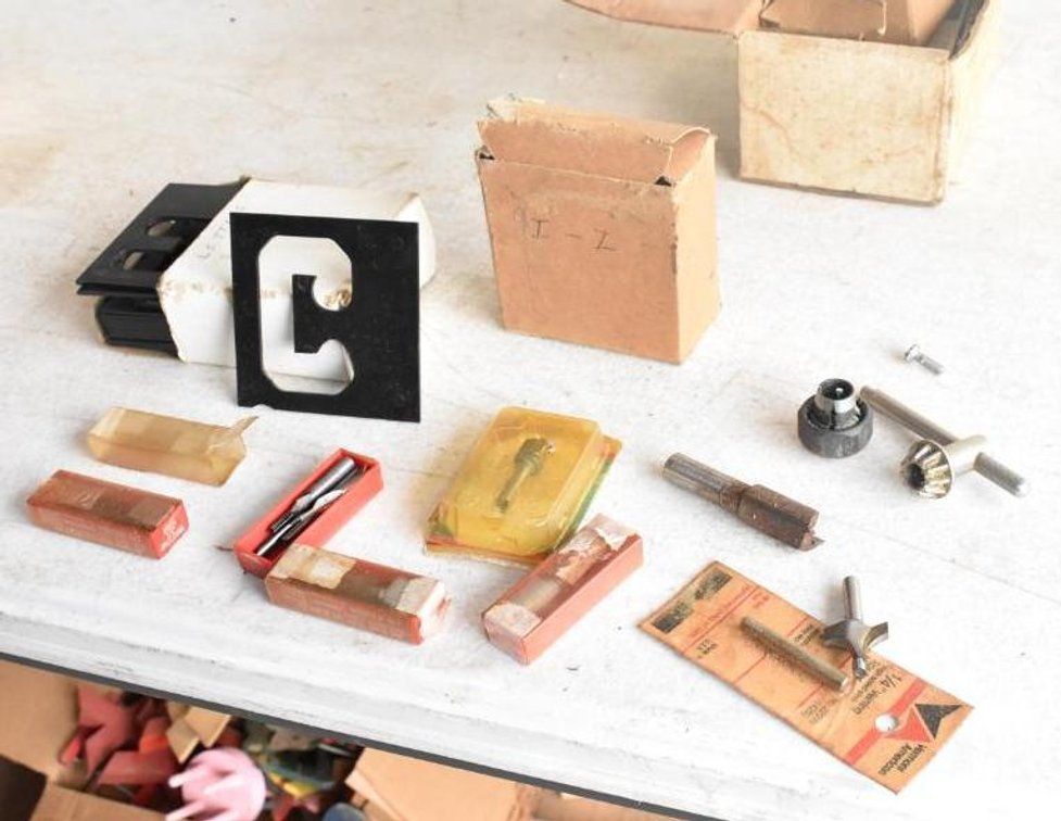 BOX OF ROUTER LETTER PATTERNS, CRAFTSMAN ROUTER BITS, MISCELLANEOUS BUSHING PARTS