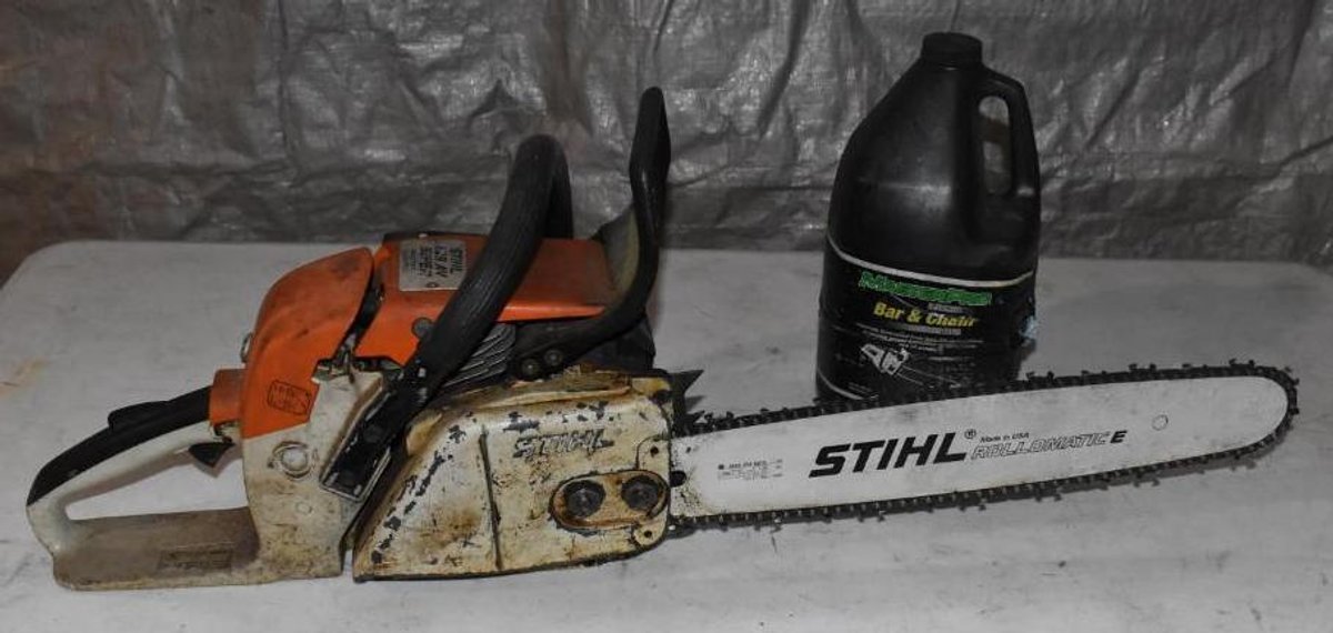 STIHL O28 AV SUPER CHAINSAW WITH JUG OF BAR AND CHAIN OIL