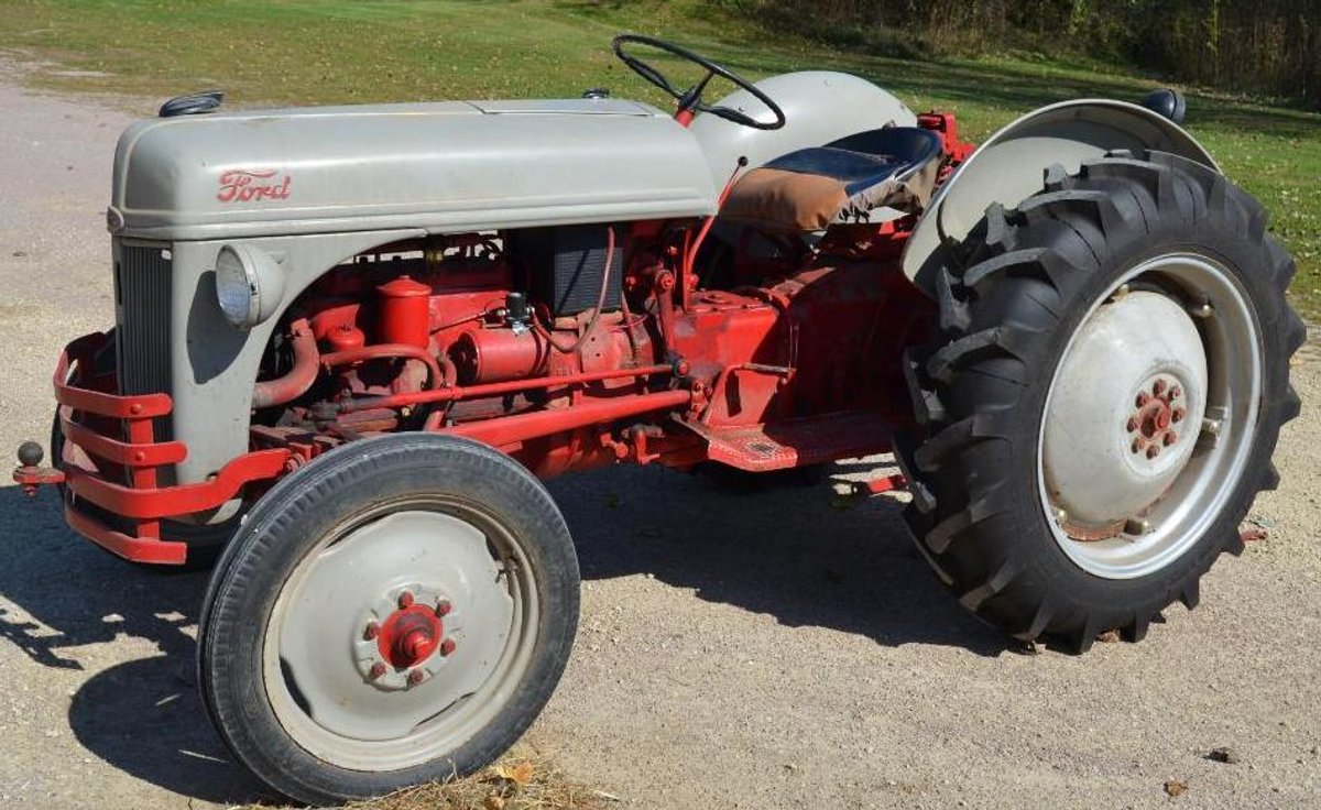 1948 8N FORD TRACTOR