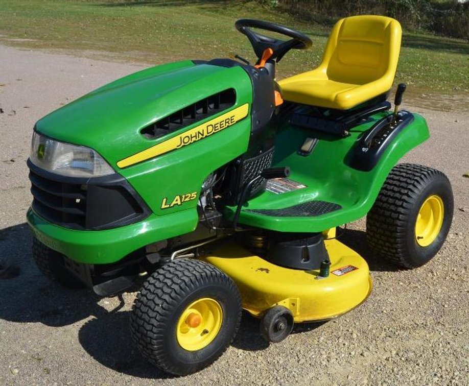 JOHN DEERE LA 125 RIDING LAWN MOWER