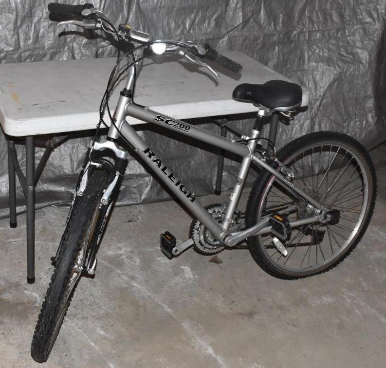 RALEIGH SC200 SCHMANO 8 SPEED, MENS BIKE, NEEDS TIRES