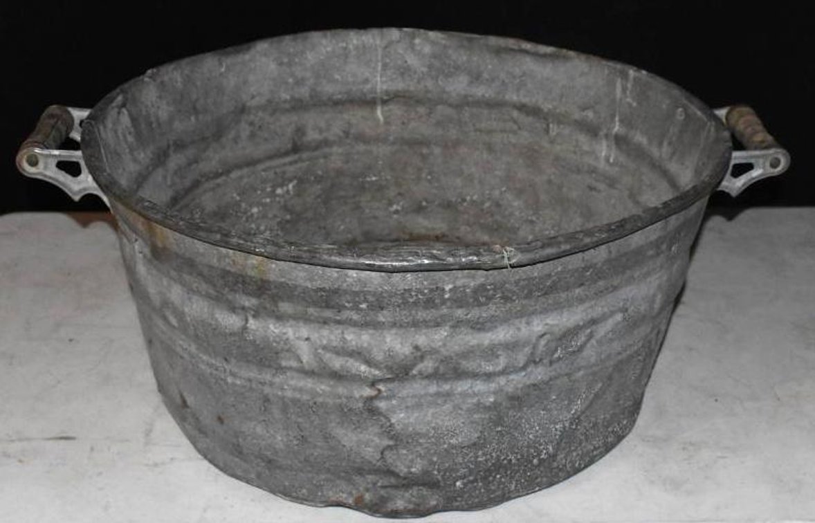 ROUND VINTAGE WASH TUB WITH WOOD HANDLES