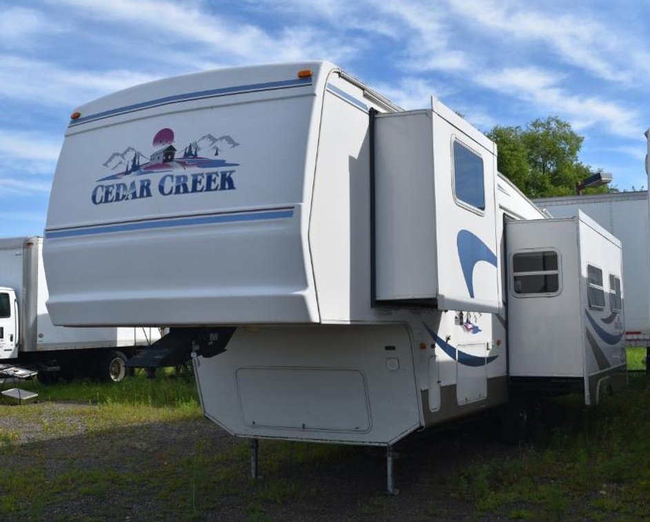 2002 Forest River Cedar Creek 5th Wheel Trailer