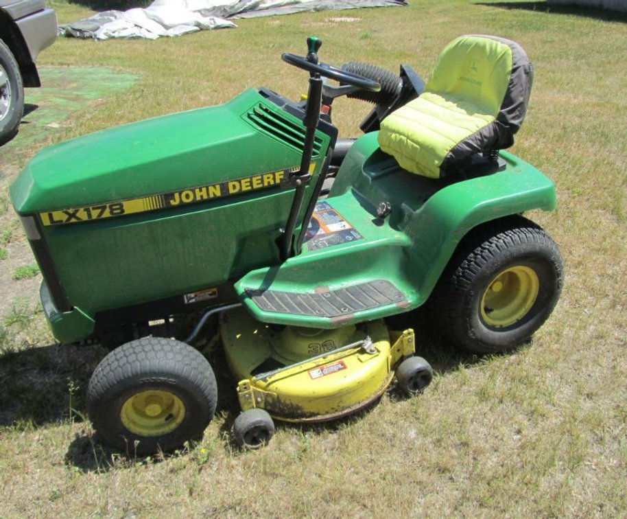 1994 John Deere LX178 Lawn Tractor