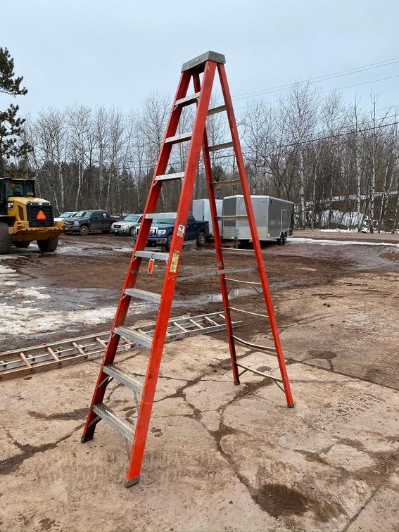 Keller 10' Fiberglass Ladder