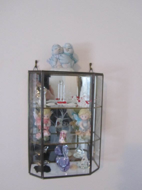 Mirrored Trinket Shelf w/Assorted Trinkets