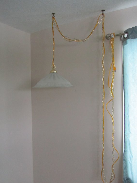Hanging Light Fixture w/Chain