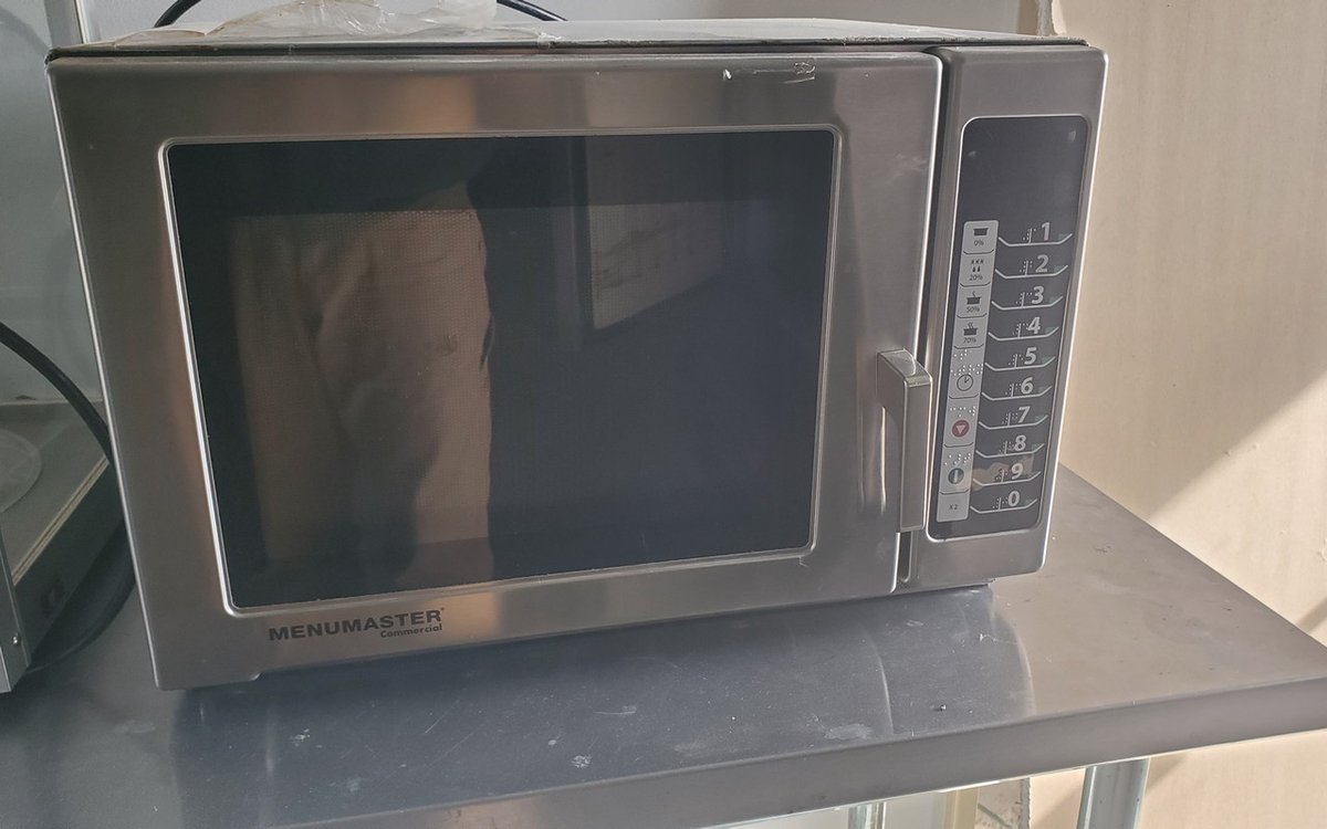 MENUMASTER-  MFS18TS This Menumaster? Commercial Microwave Oven 