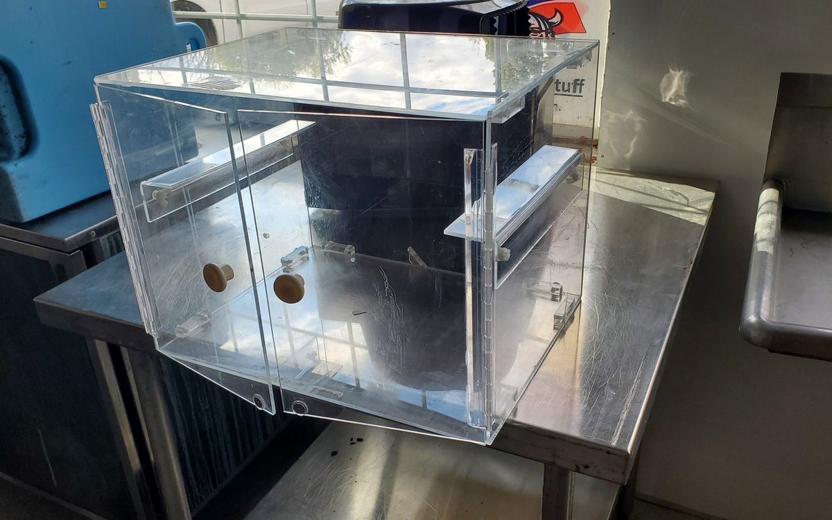Plexiglass baked goods display case