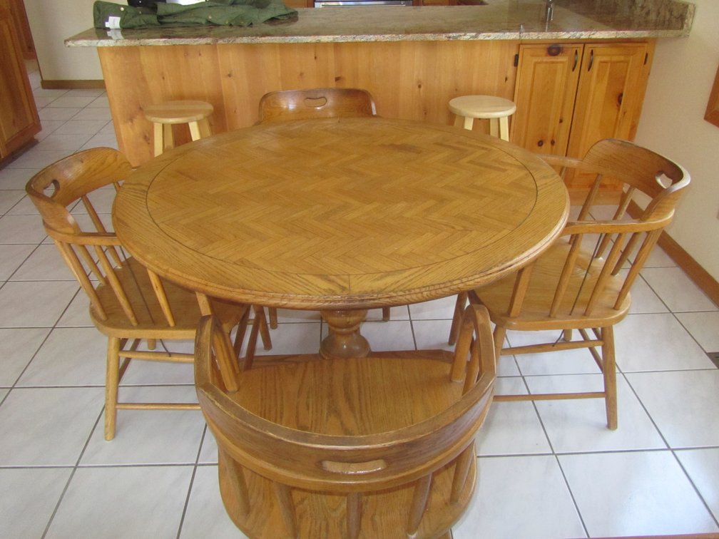 Hekman Dining Table w/(5) Chairs