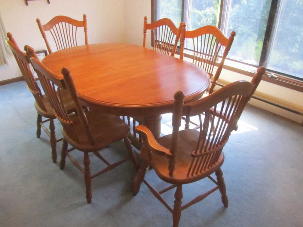 Solid Oak Dining Table w/(6) Chairs