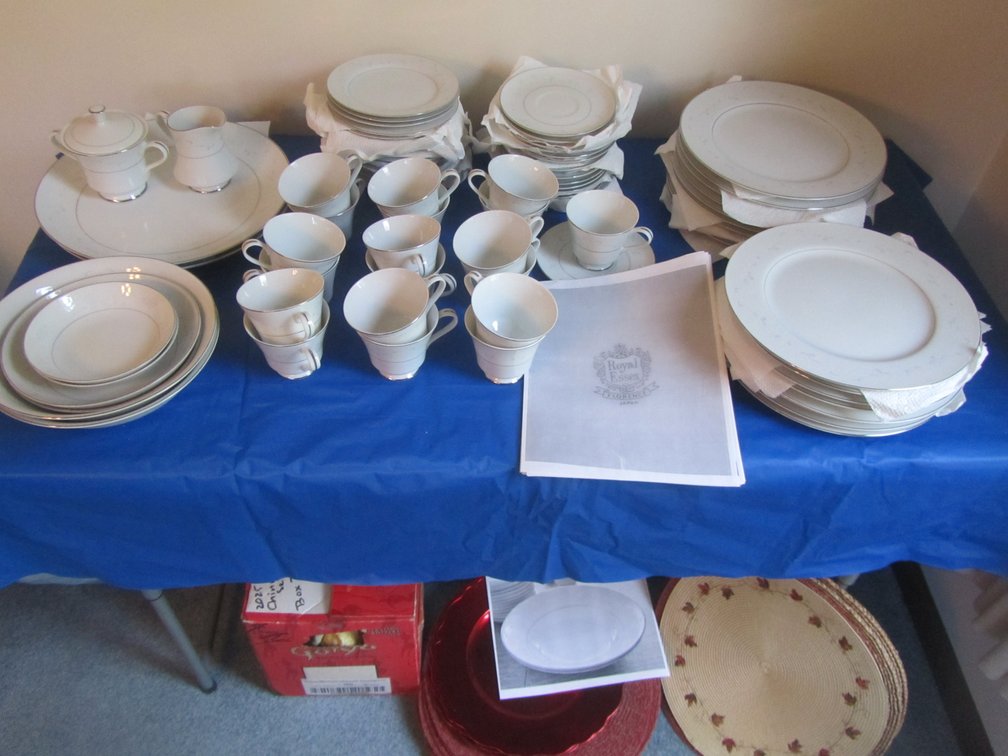 Royal Essex 18 Place Dishware Set