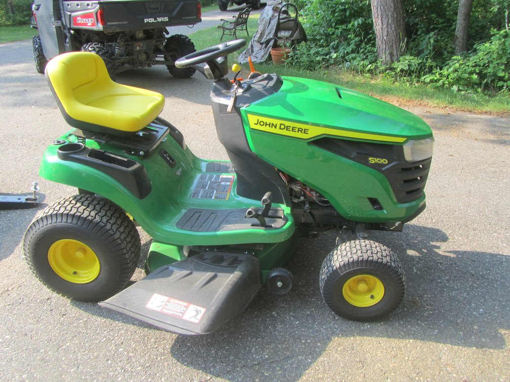 John Deere S100 Riding Lawn Mover