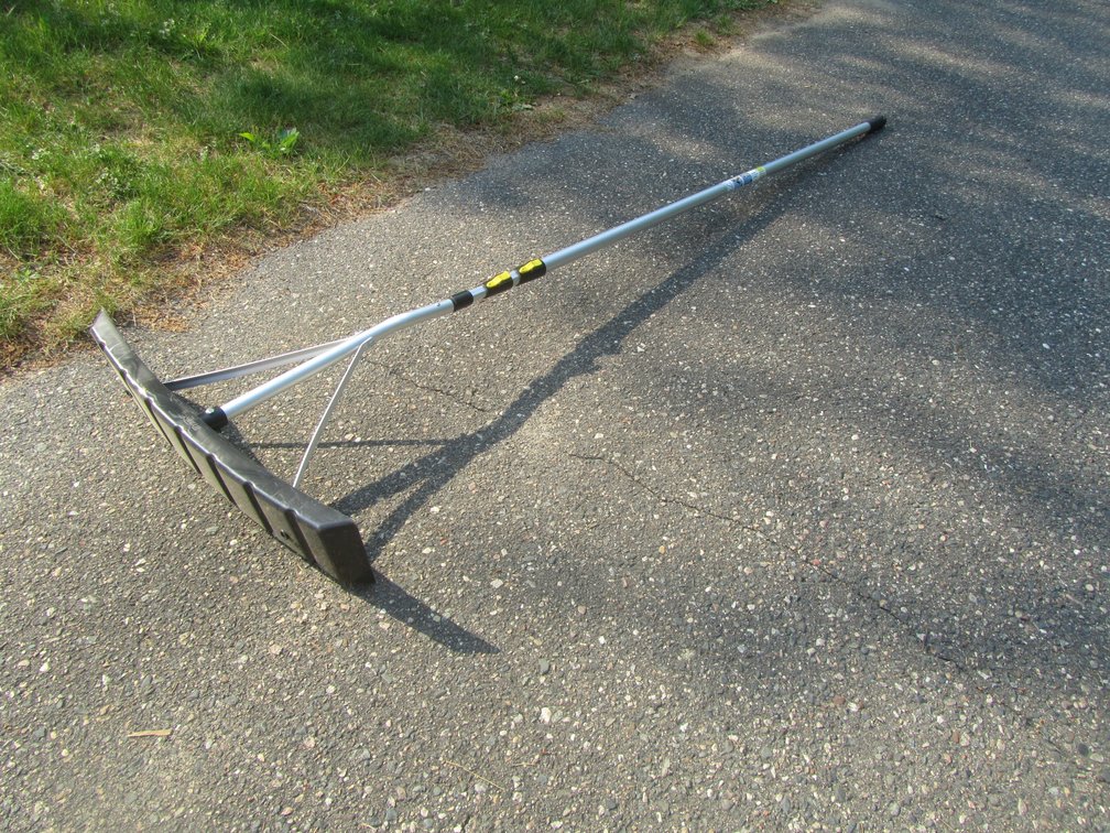 Titan Roof Snow Shovel w/Adjustable Extension Rod