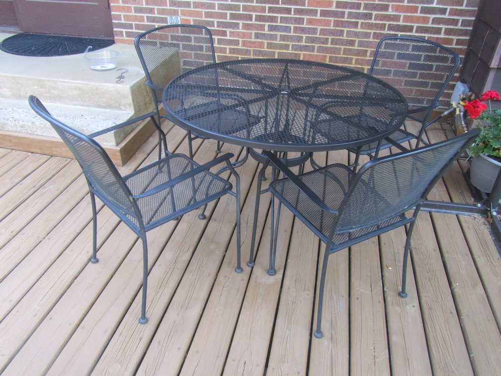 Metal Patio Table w/(4) Chairs
