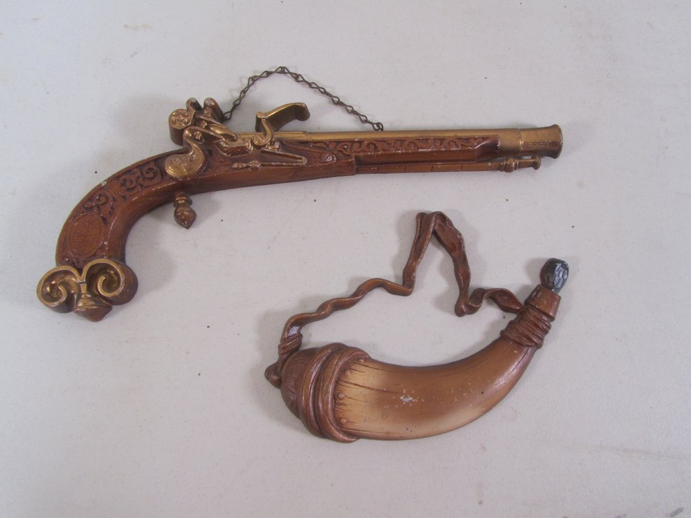 Sexton Black Powder Gun And Powder Horn Metal Wall Hangings