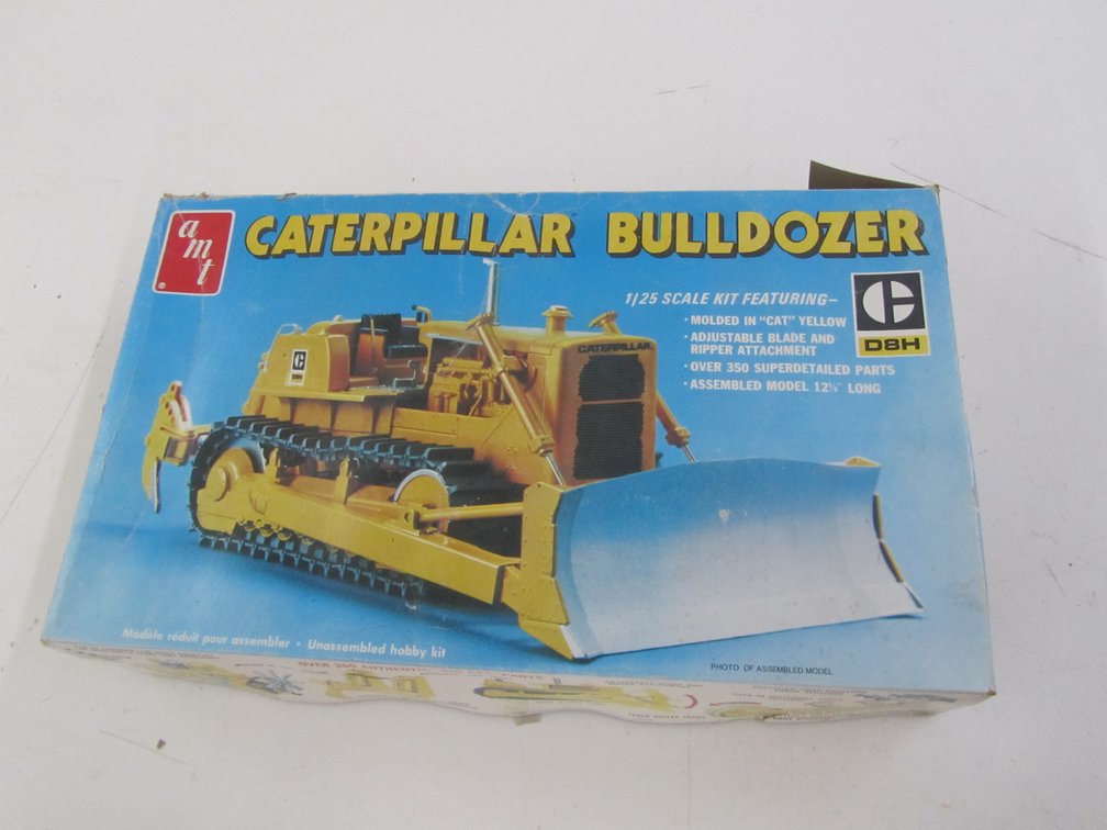 AMT Caterpillar Bulldozer Model Kit
