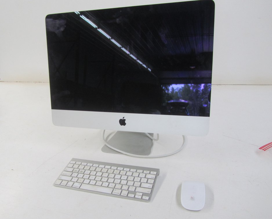 Apple Monitor w/Wireless Keyboard And Mouse