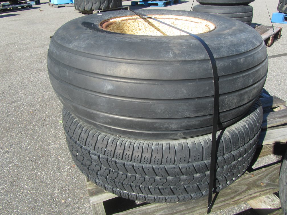 (1) Firestone 12.5L-15 Tractor Tire