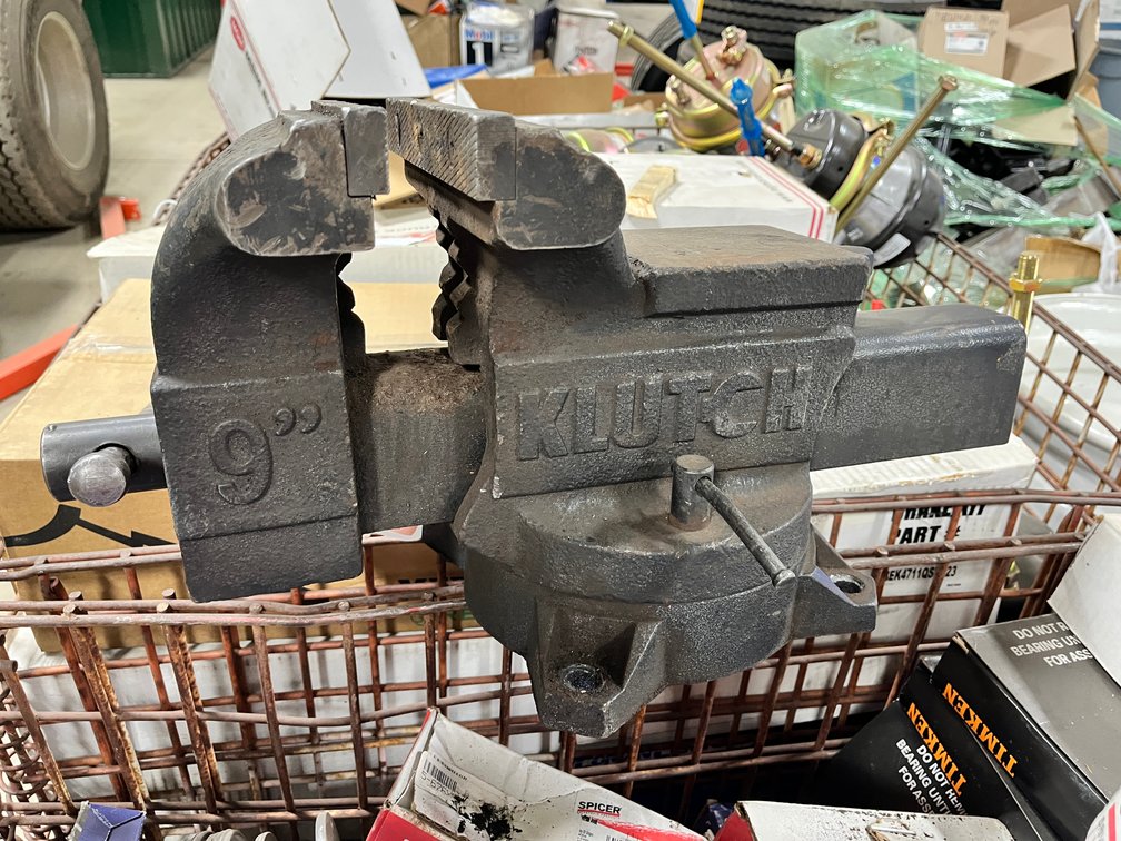 Klutch 9" Bench Vise