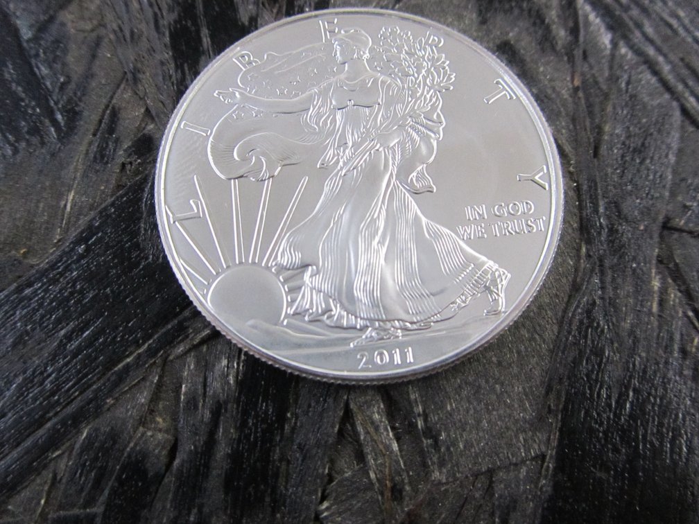1 Ounce Fine Silver 2011 Walking Liberty Commemorative Replica Dollar Round