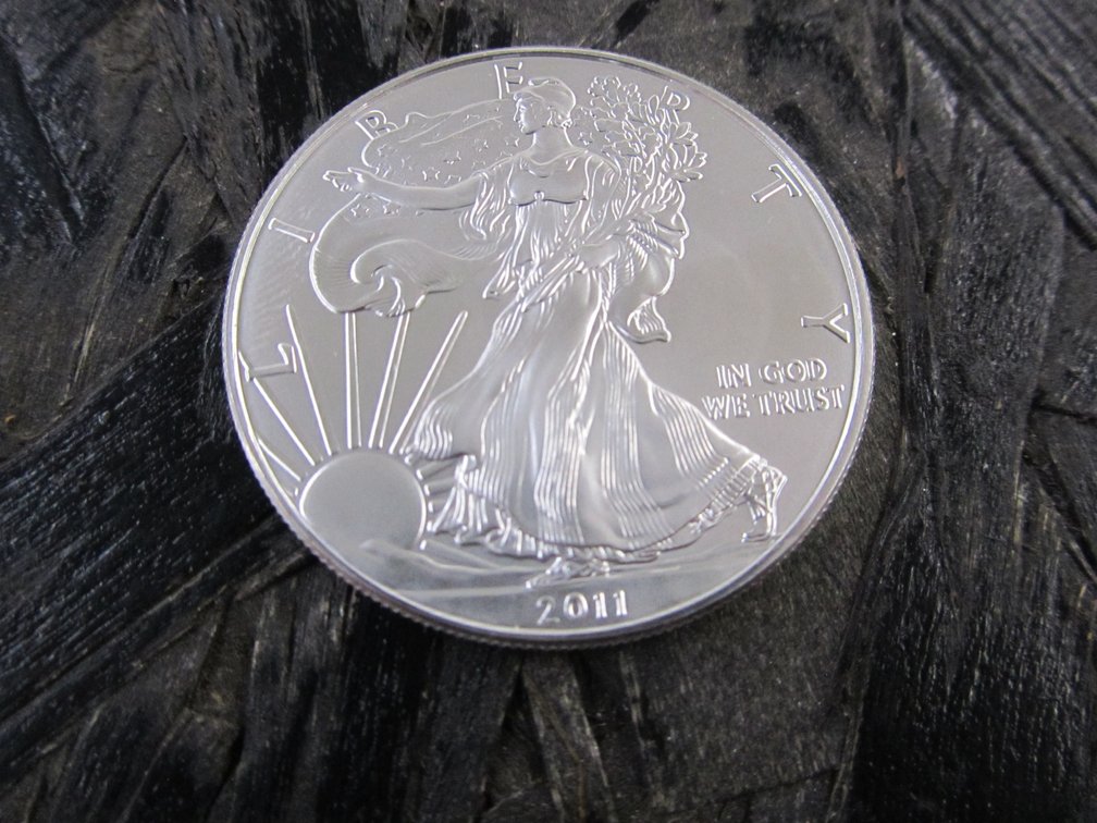 1 Ounce Fine Silver 2011 Walking Liberty Commemorative Replica Dollar Round