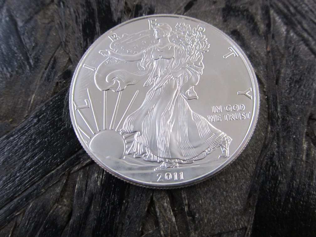 1 Ounce Fine Silver 2011 Walking Liberty Commemorative Replica Dollar Round