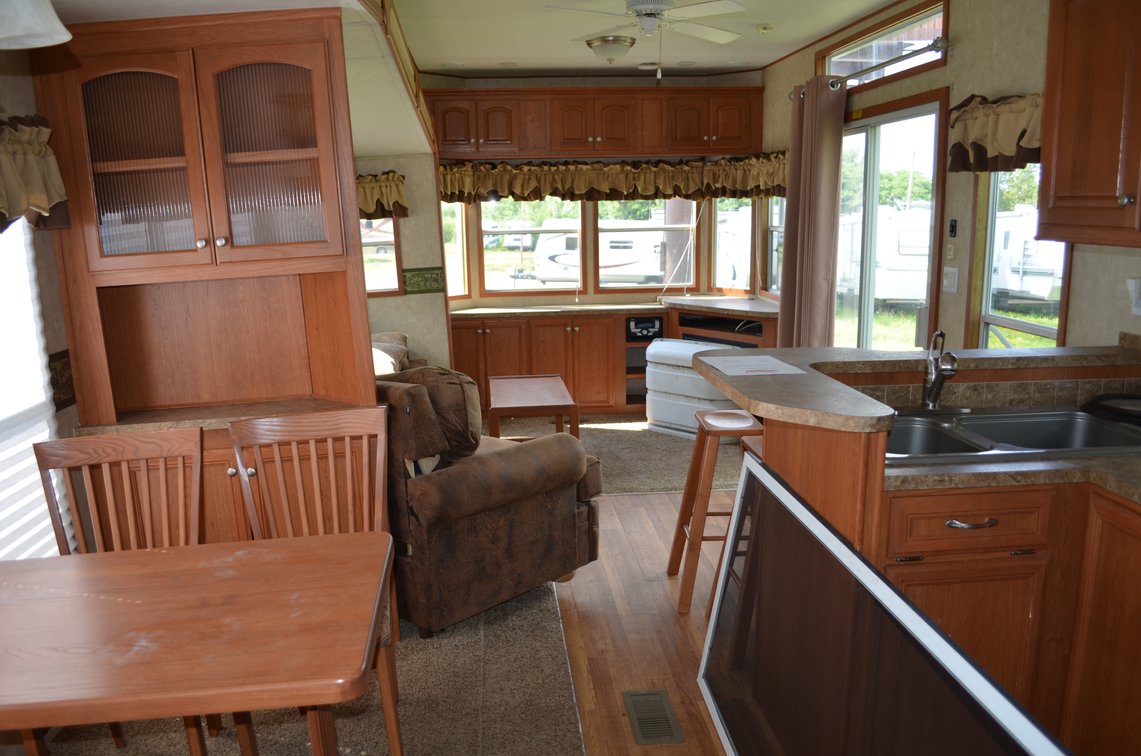 (19) Campers: Motorhome, Travel Trailers, 5th Wheels (147776)