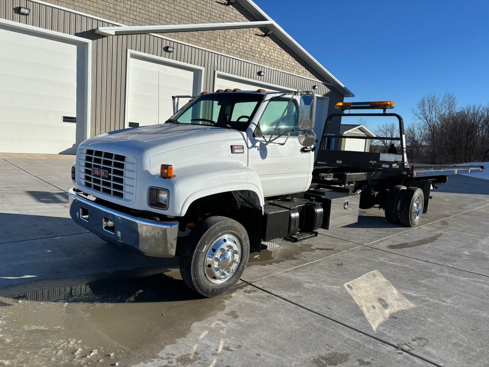 Surplus Construction & Ag Equipment, 2000 GMC C6500 Rollback (156806)