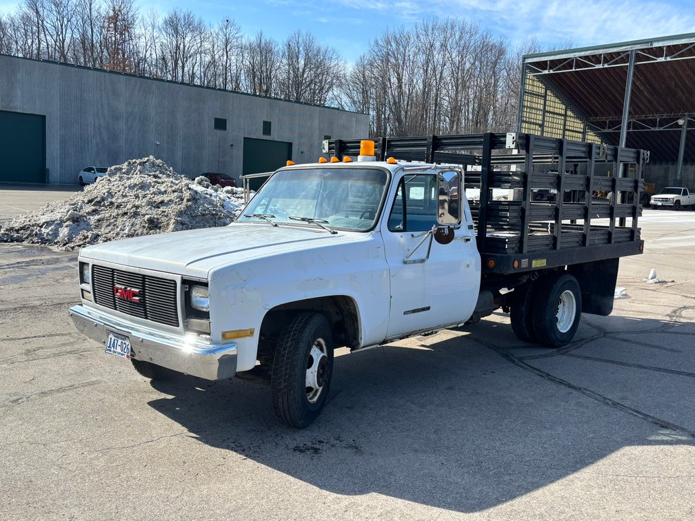 City of Champlin: 1989 GMC Sierra 3500, 2000 Chevrolet Silverado 2500 & Conference Table (158243)