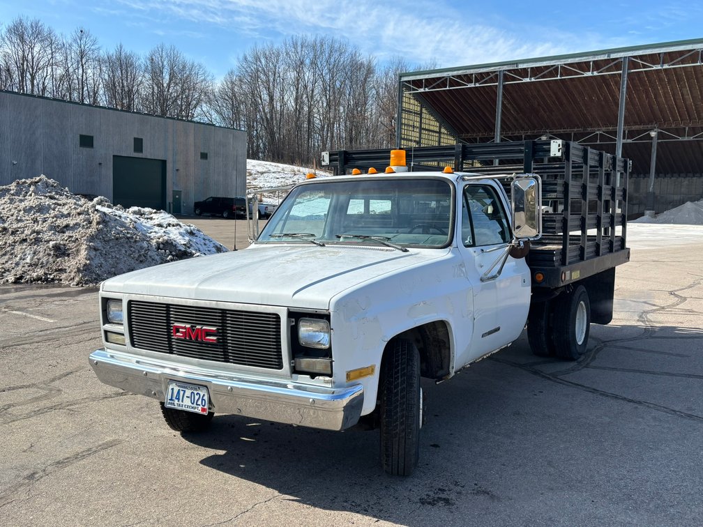 City of Champlin: 1989 GMC Sierra 3500, 2000 Chevrolet Silverado 2500 & Conference Table (158243)