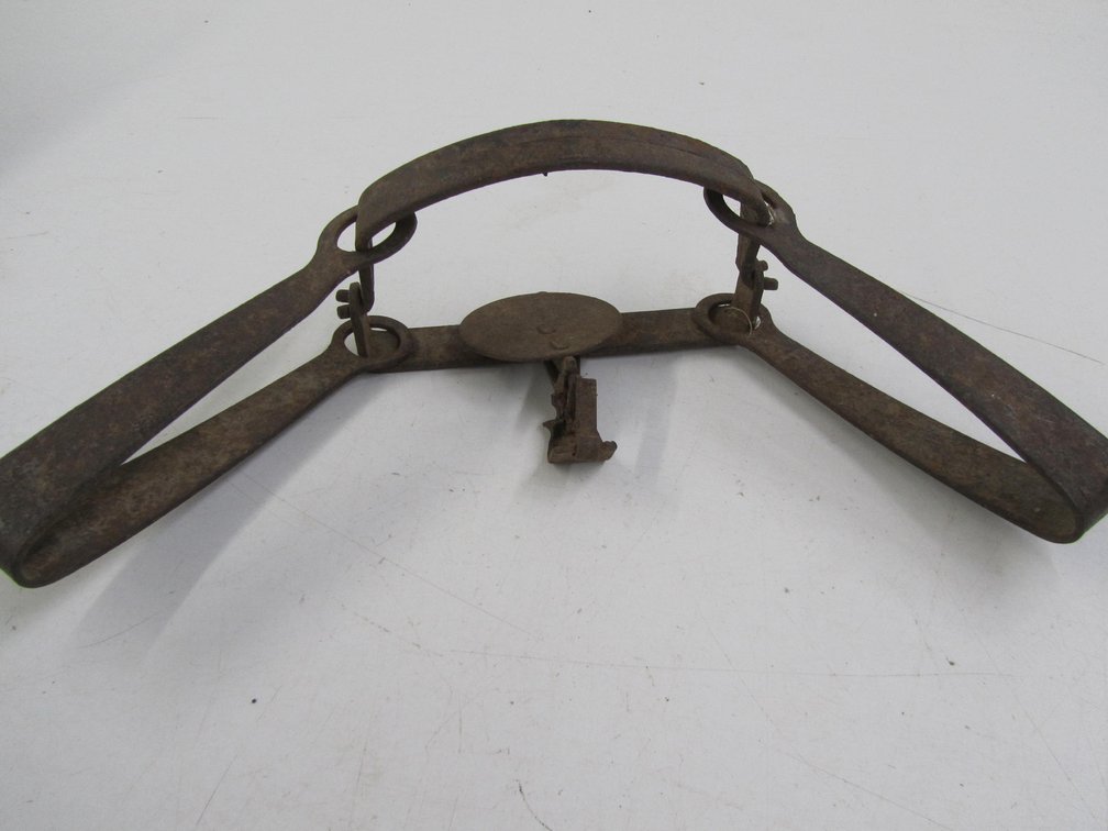 Vintage Triumph 6" Animal Trap