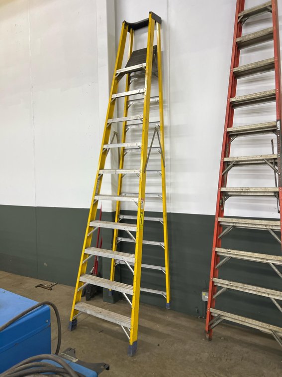 Bauer Corporation 10' Safety Yellow Fiberglass Platform Ladder
