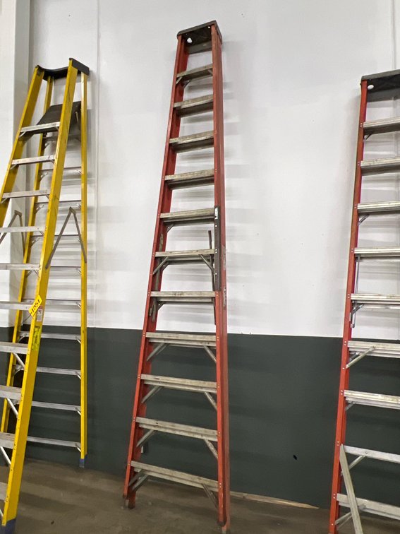 12 ft Fiberglass Step Ladder, Heavy-Duty, Non-Conductive Rails