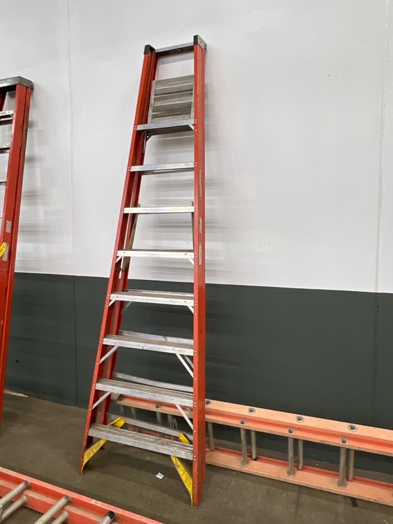 9 ft Fiberglass Step Ladder w/ Metal Platform