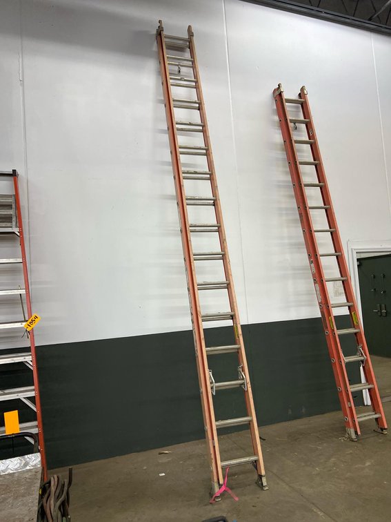 Keller 5132 31-ft Fiberglass Extension Ladder, Type IA, 300 lb Capacity, 2-Section, OSHA Rated