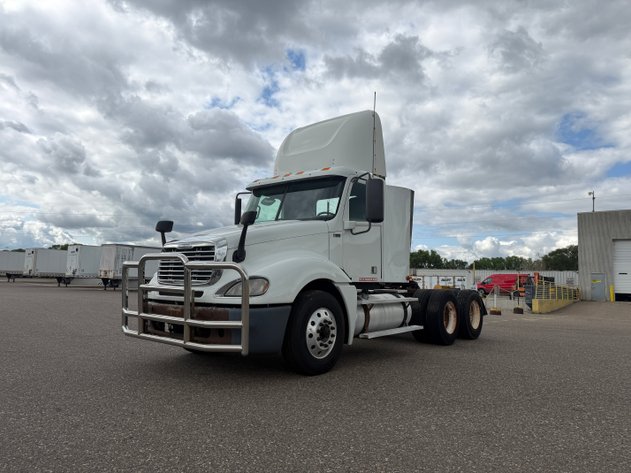 Image for (4) 2017 GLIDER Freightliner Columbia Semi Trucks
