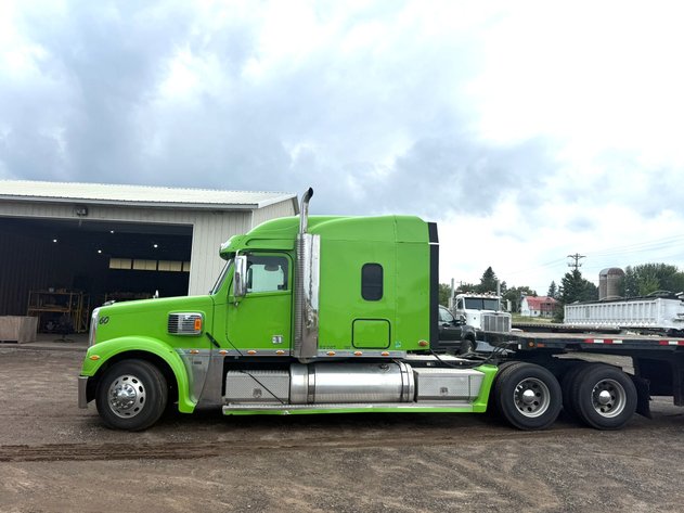Image for 2016 Freightliner Cornodo 132 GLIDER Semi