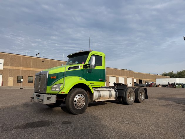 Image for 2020 Kenworth T880 Truck & 2017 Freightliner Cascadia Tandem Axle Semi