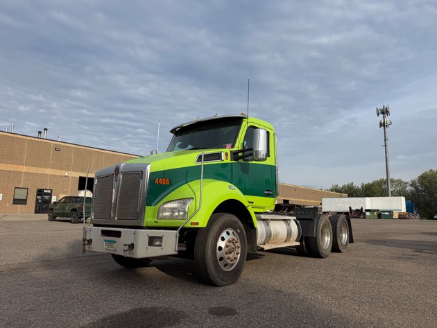 Image for 2020 Kenworth T880 Truck & 2017 Freightliner Cascadia Tandem Axle Semi