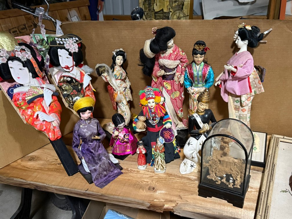 (14) Dolls and Decor