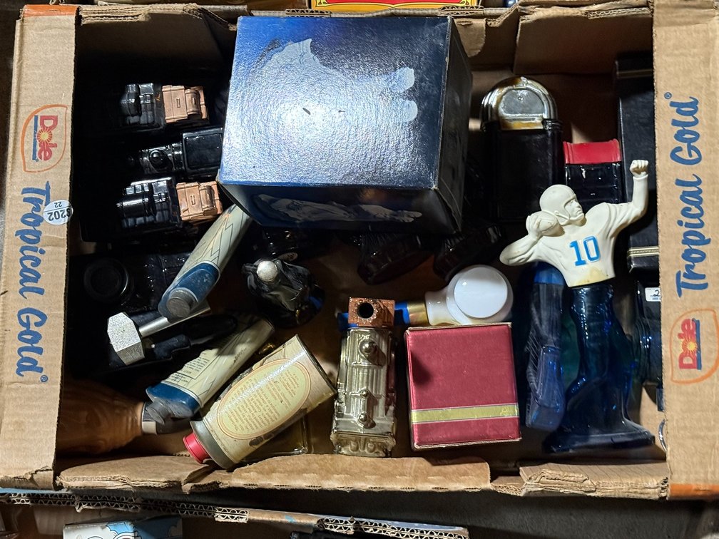 (27 ) Vintage Avon Figurine Containers
