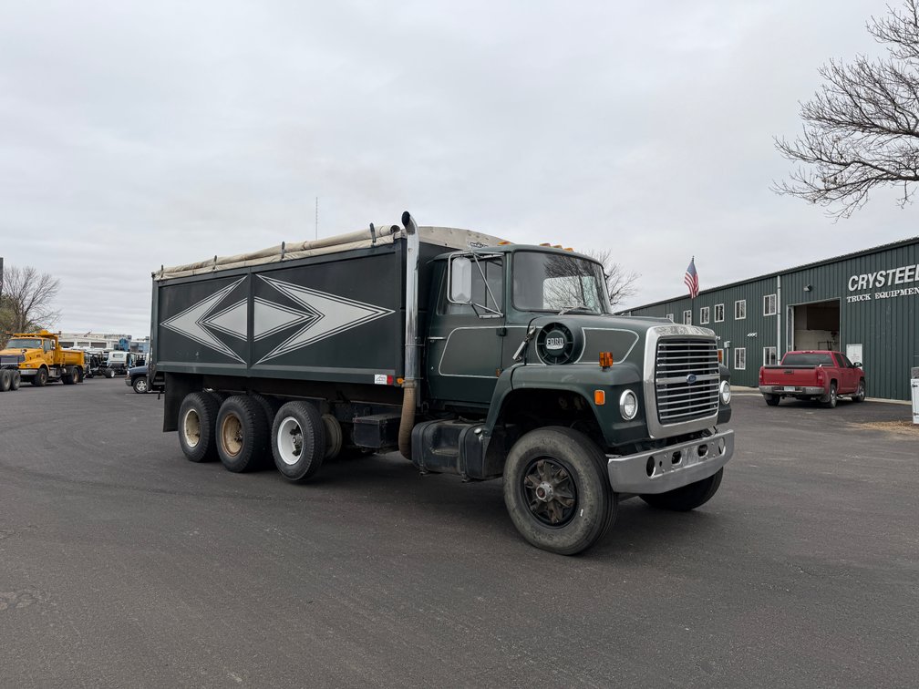 1977 Ford LNT9000 with 20' Crysteel Grain Body & Hoist