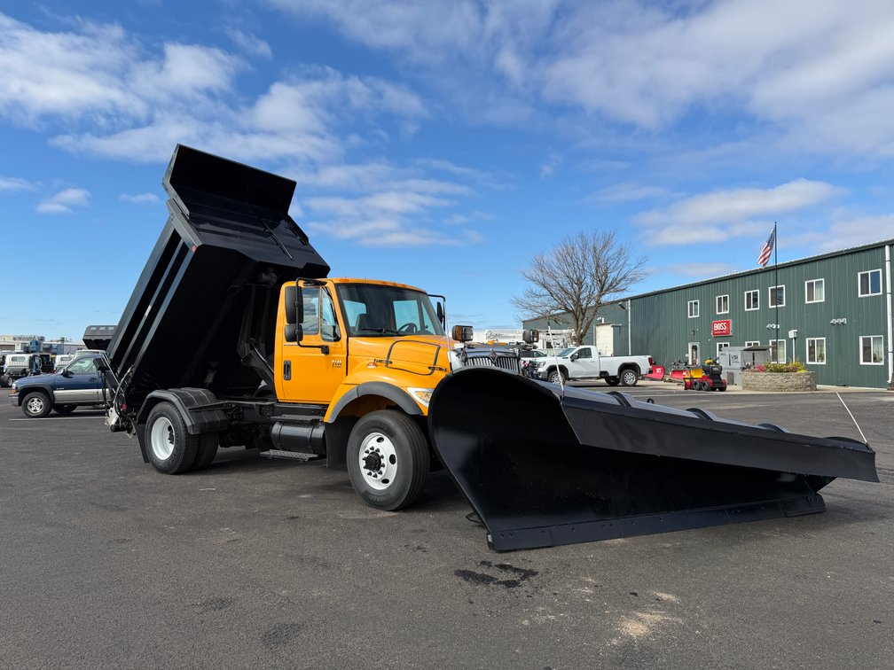 2005 International 7400 4X2 Single Axle Snow Plow Truck