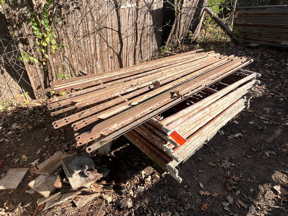 (2) 5' Frames and (2) 7' Crossbeams Scaffolding