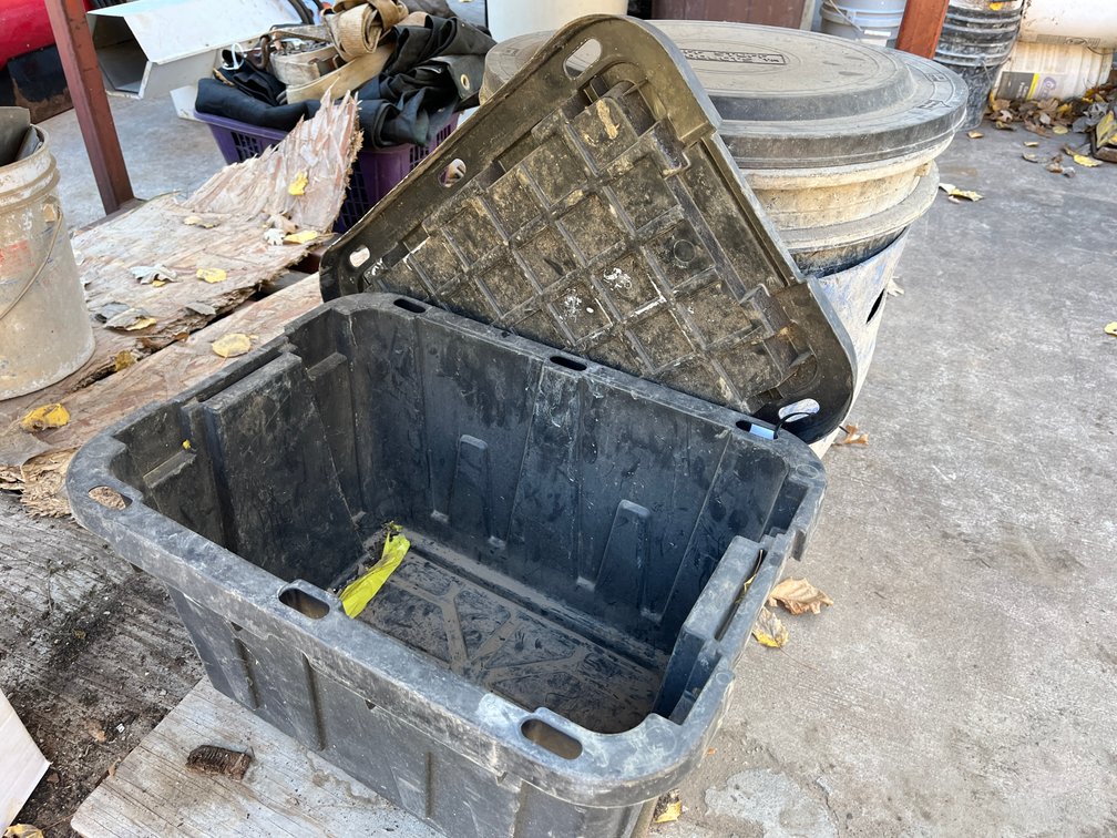 Tote With Lid and Buckets