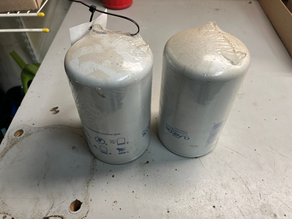 (2) Carquest Oil Filter